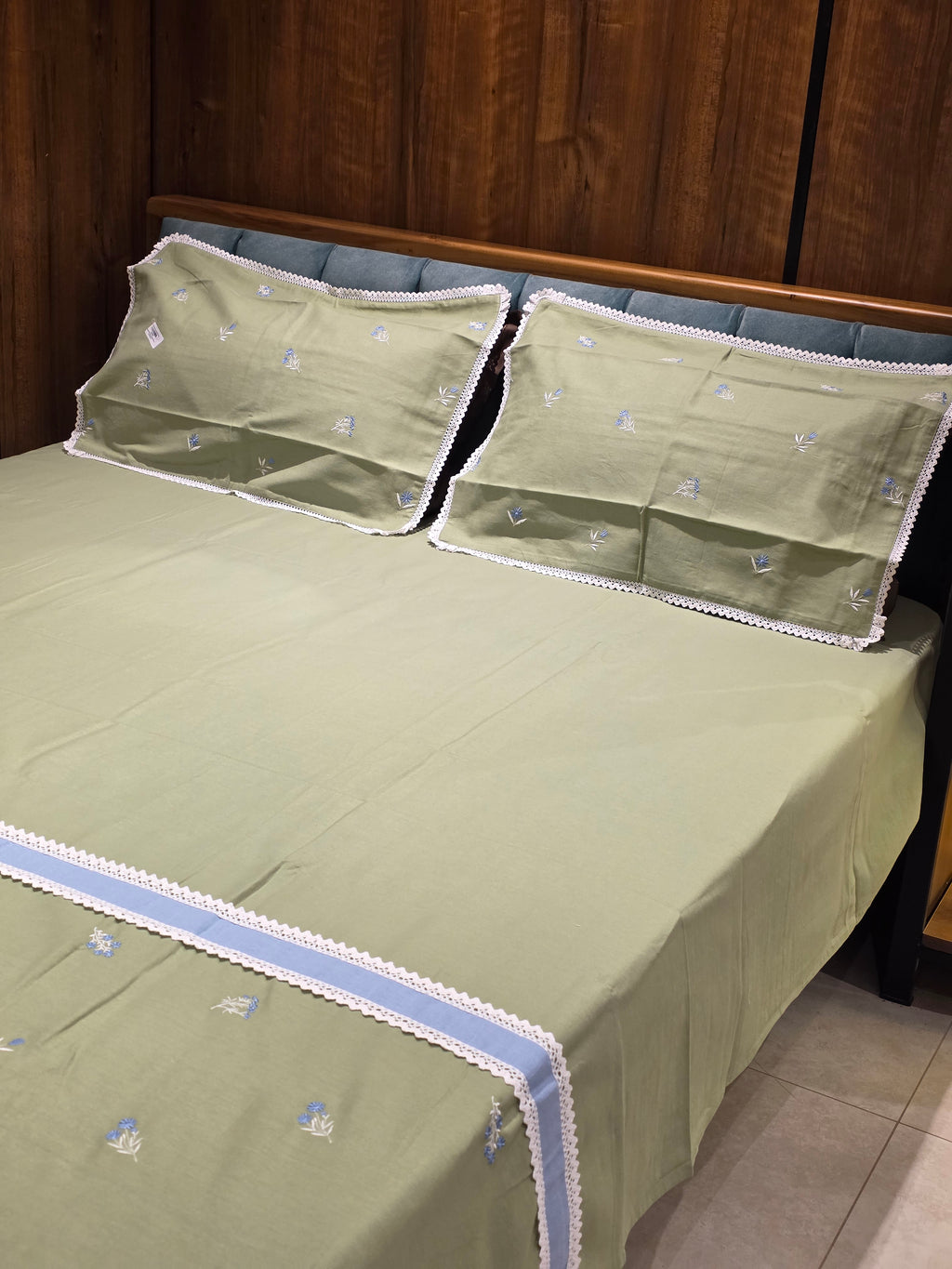 King Size Embroidered Lace Bedsheet Set
