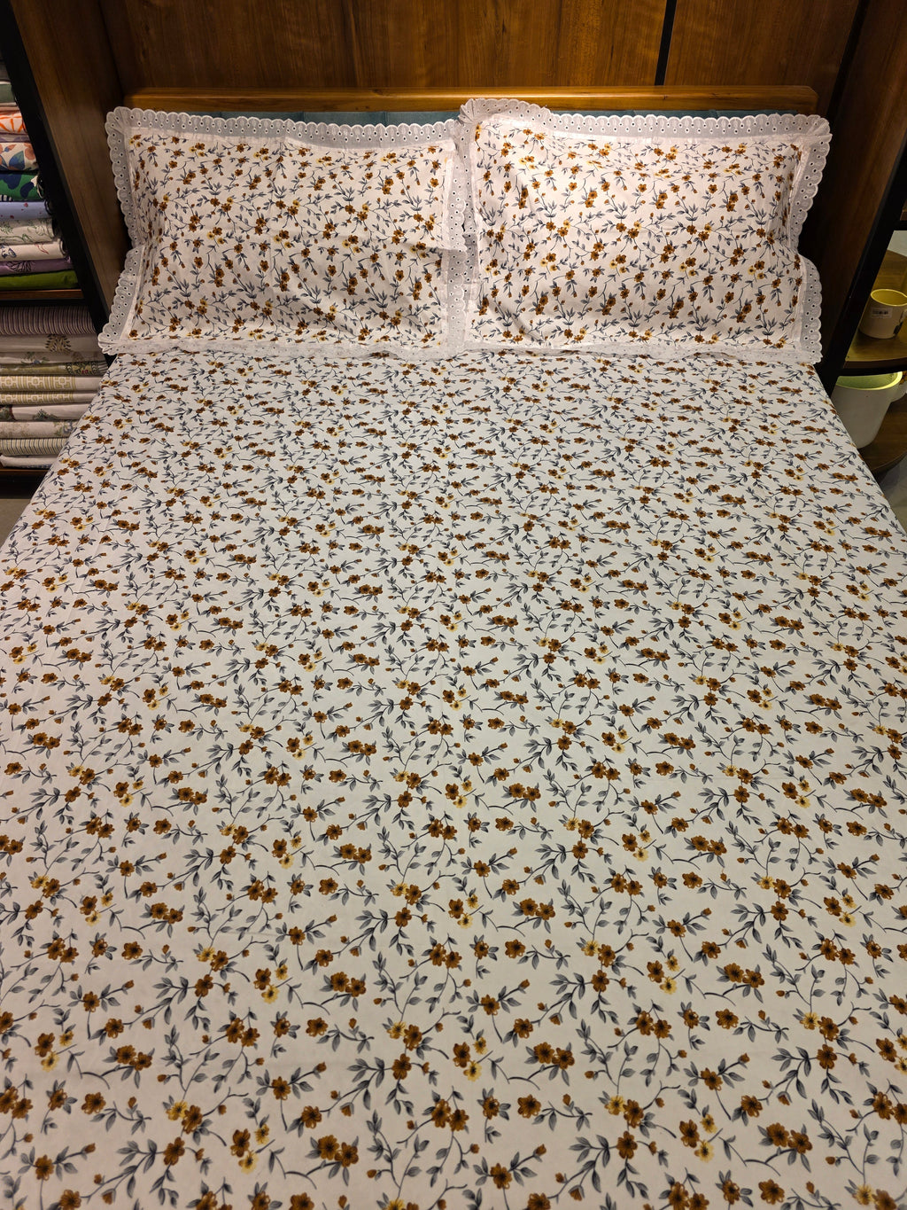 Queen Size Lace Bedsheet Set