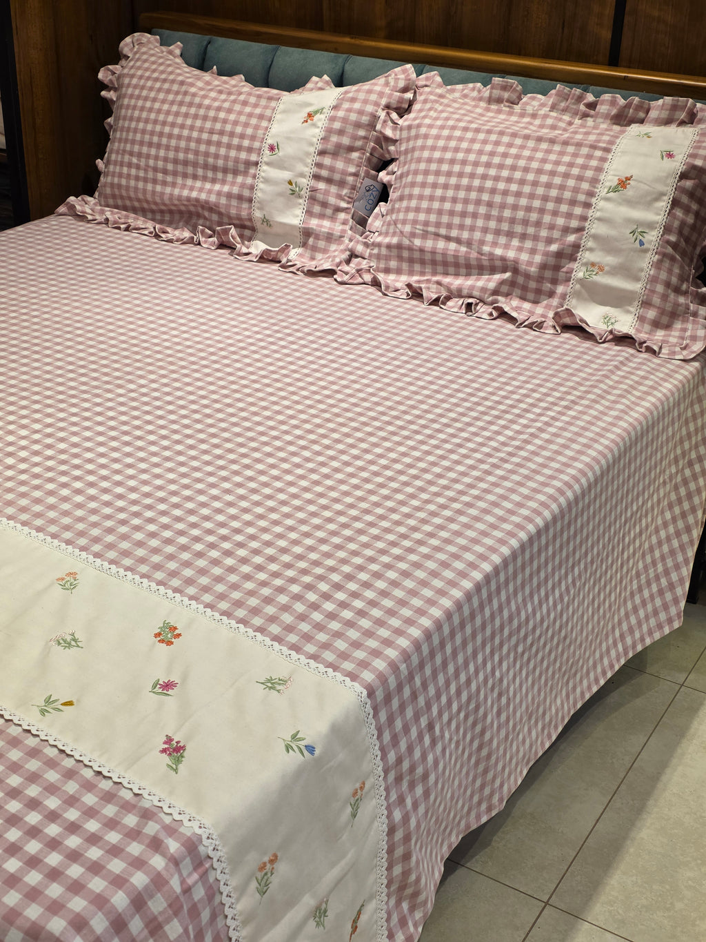 Gingham King Lace Bedsheet Set