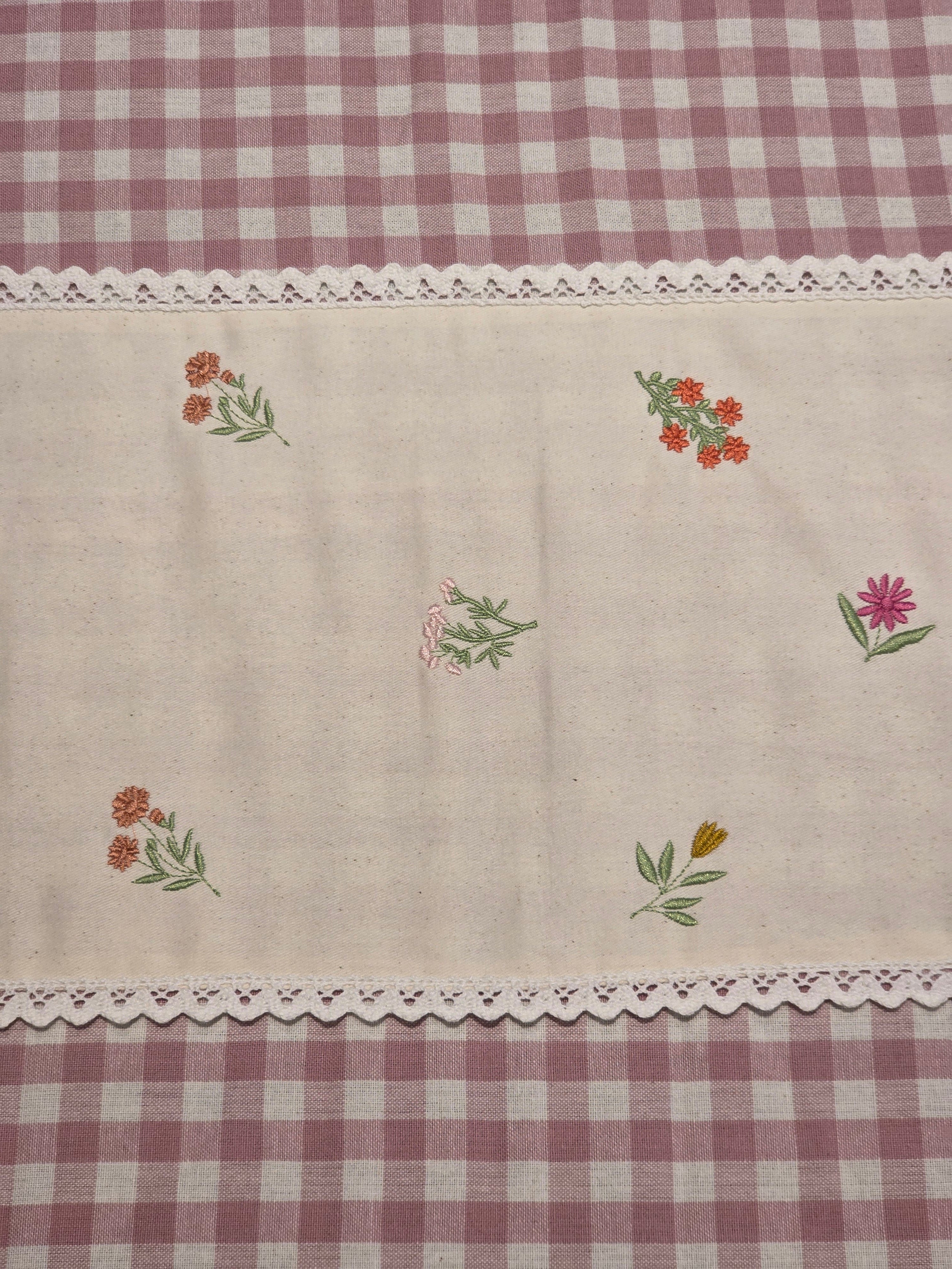 Gingham Queen Lace Bedsheet Set