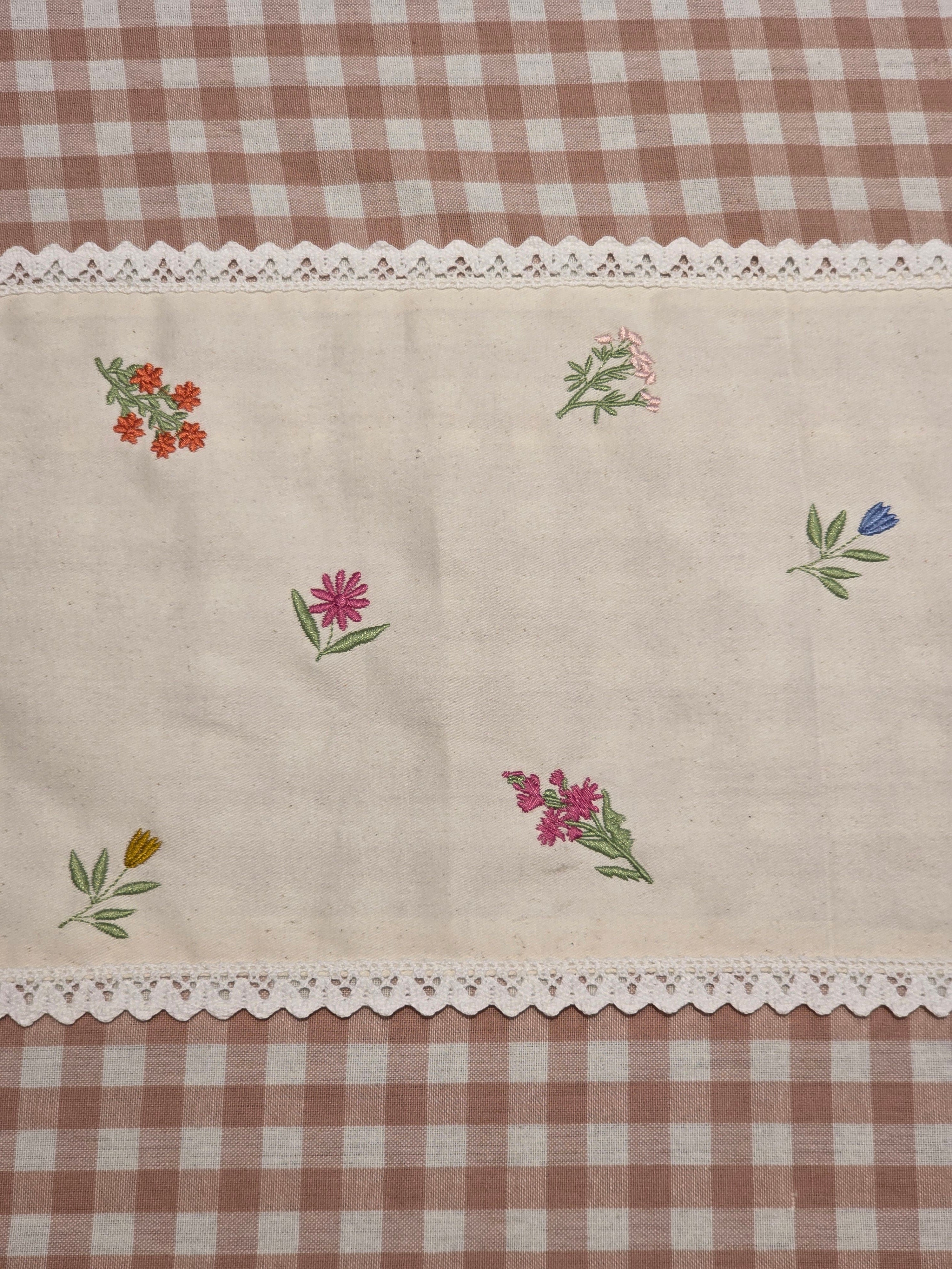 Gingham Queen Lace Bedsheet Set