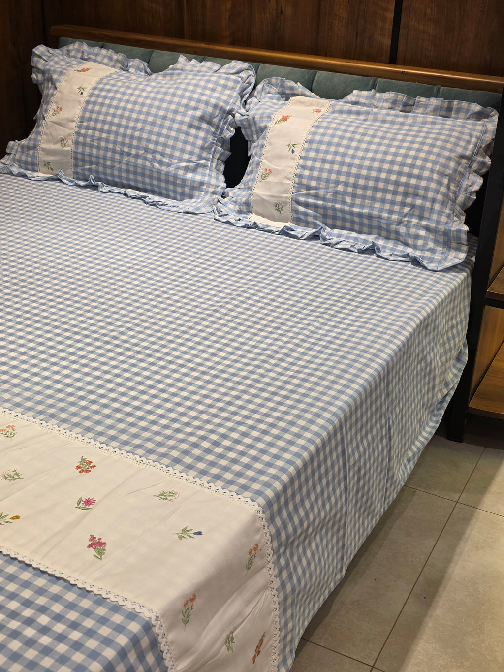 Gingham Queen Lace Bedsheet Set
