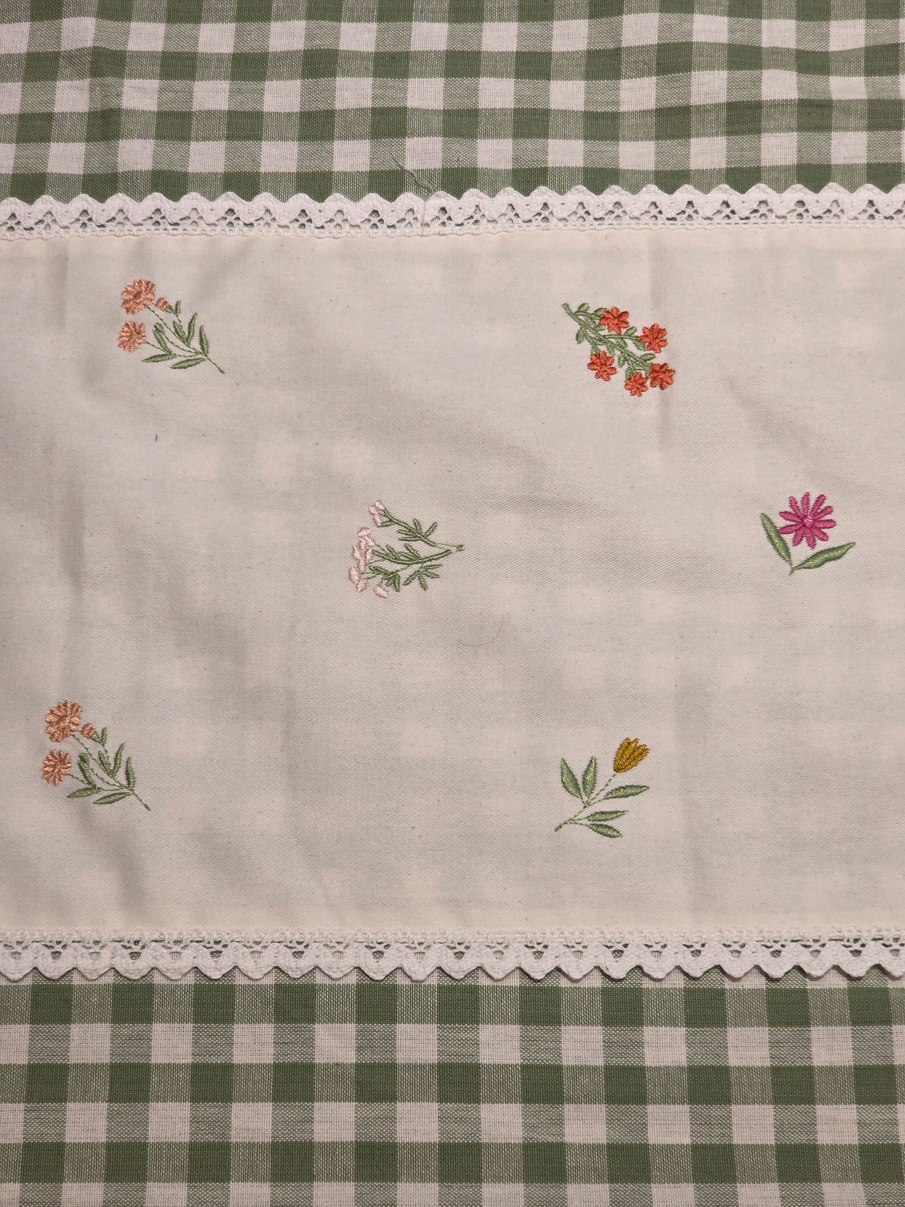 Gingham King Lace Bedsheet Set
