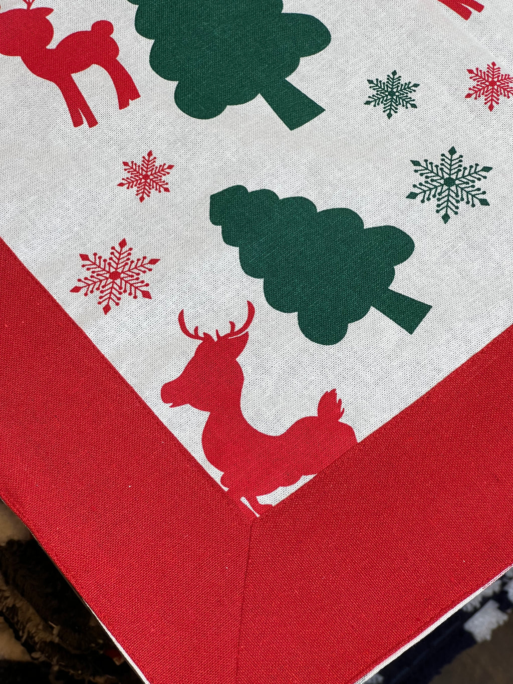 XMAS THEME 6 SEATER TABLE CLOTH