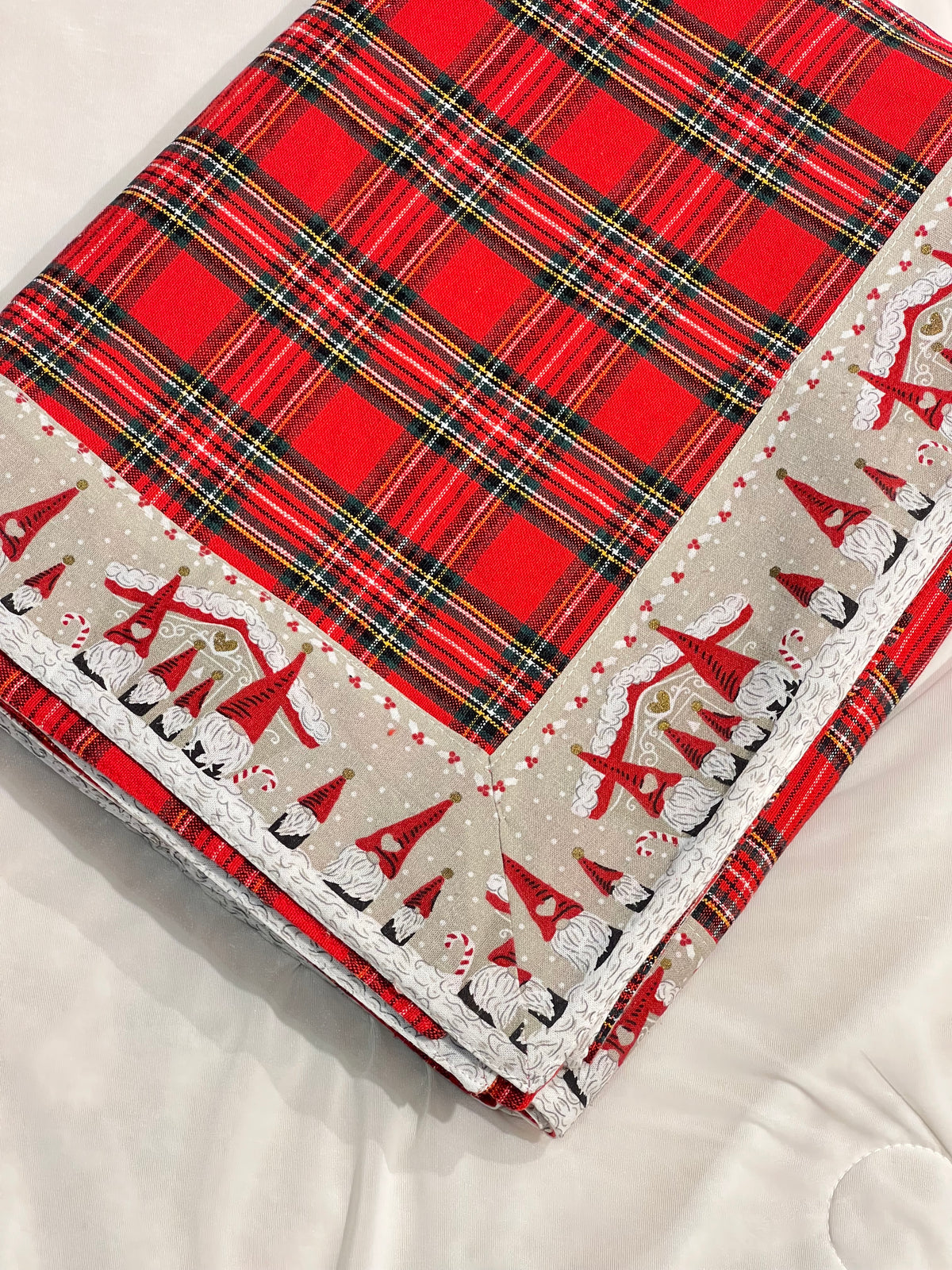 XMAS THEME 4 SEATER TABLE CLOTH