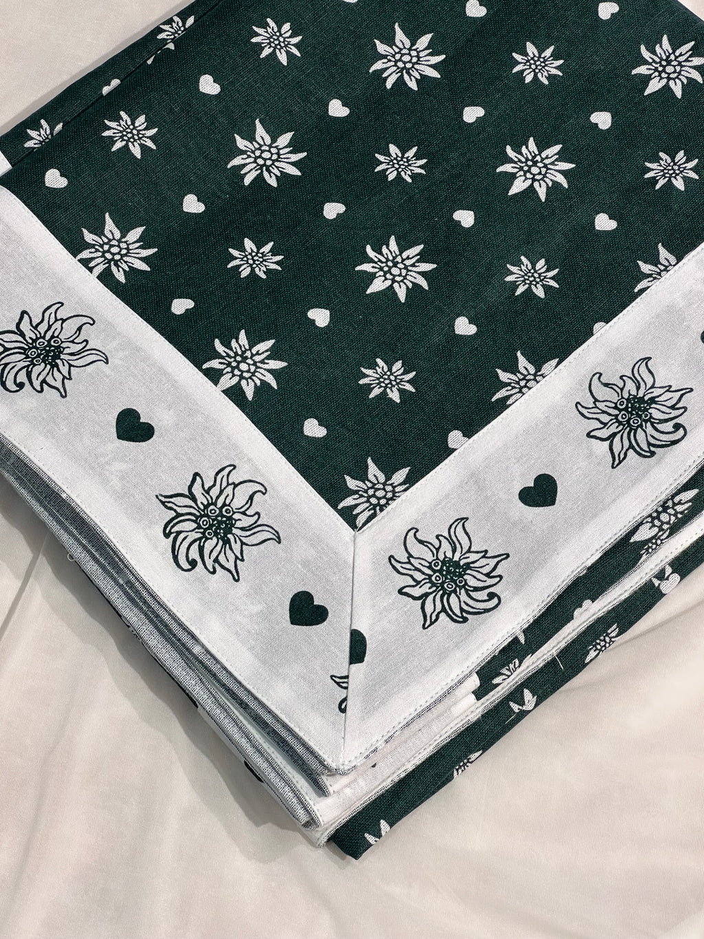 XMAS THEME 4  SEATER TABLE CLOTH