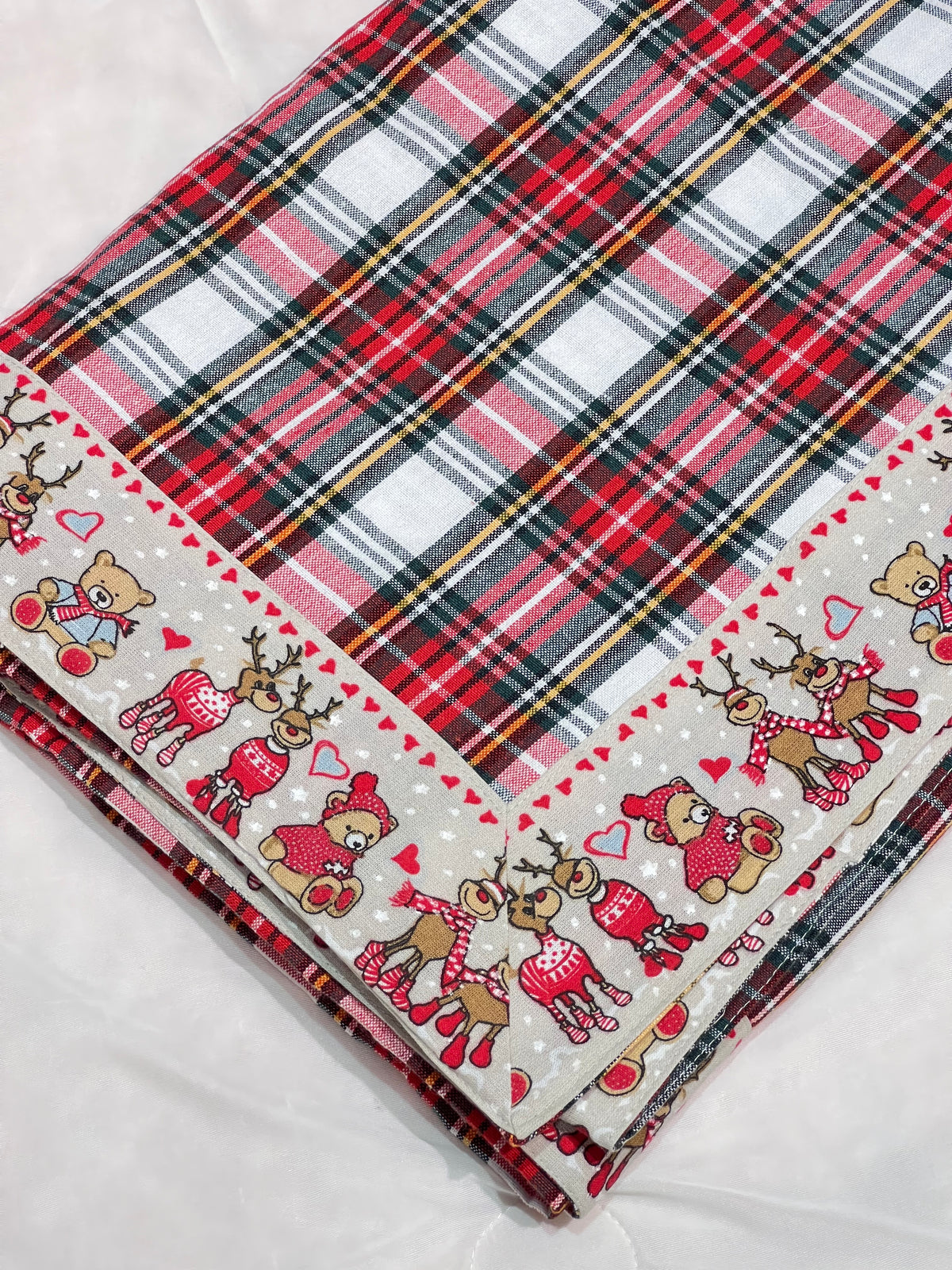 XMAS THEME 6 SEATER TABLE CLOTH