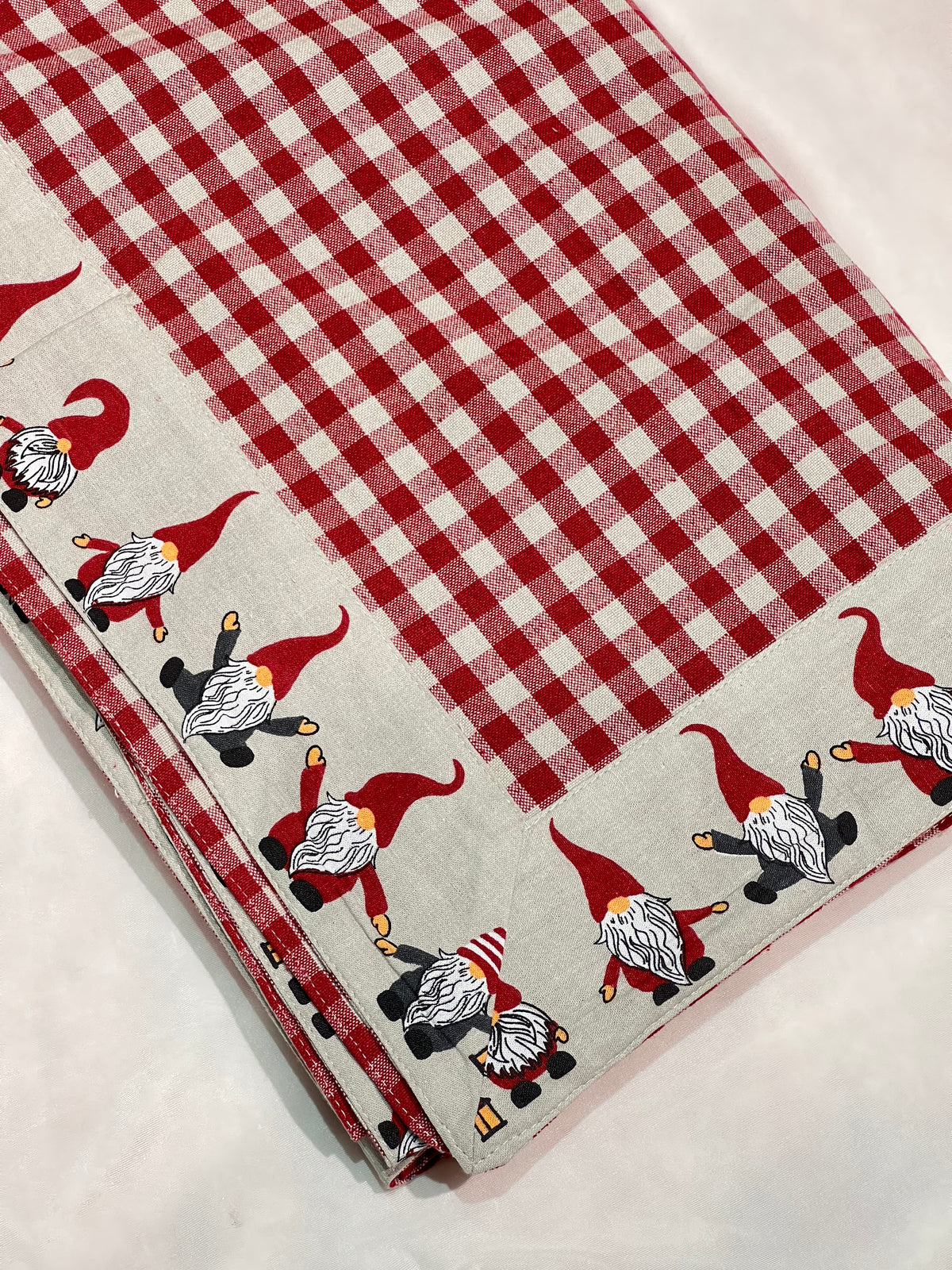 XMAS THEME 6 SEATER TABLE CLOTH