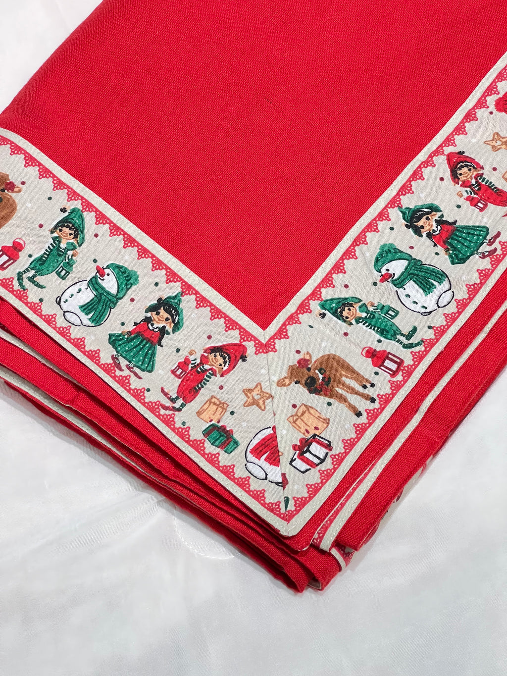 XMAS THEME 6 SEATER TABLE CLOTH