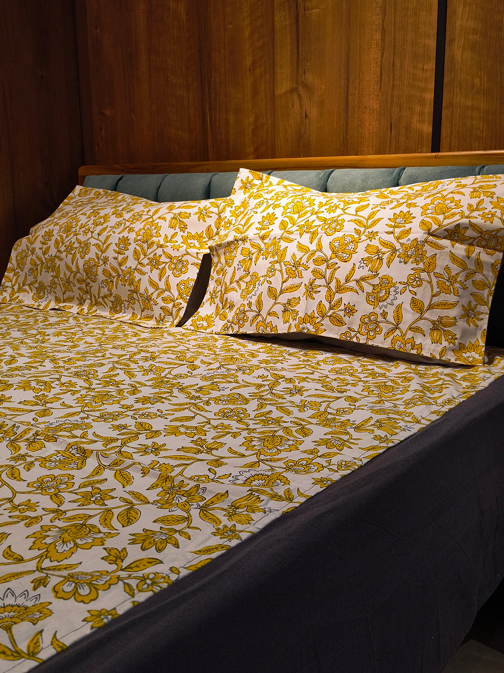 Queen Border Bedsheet Set