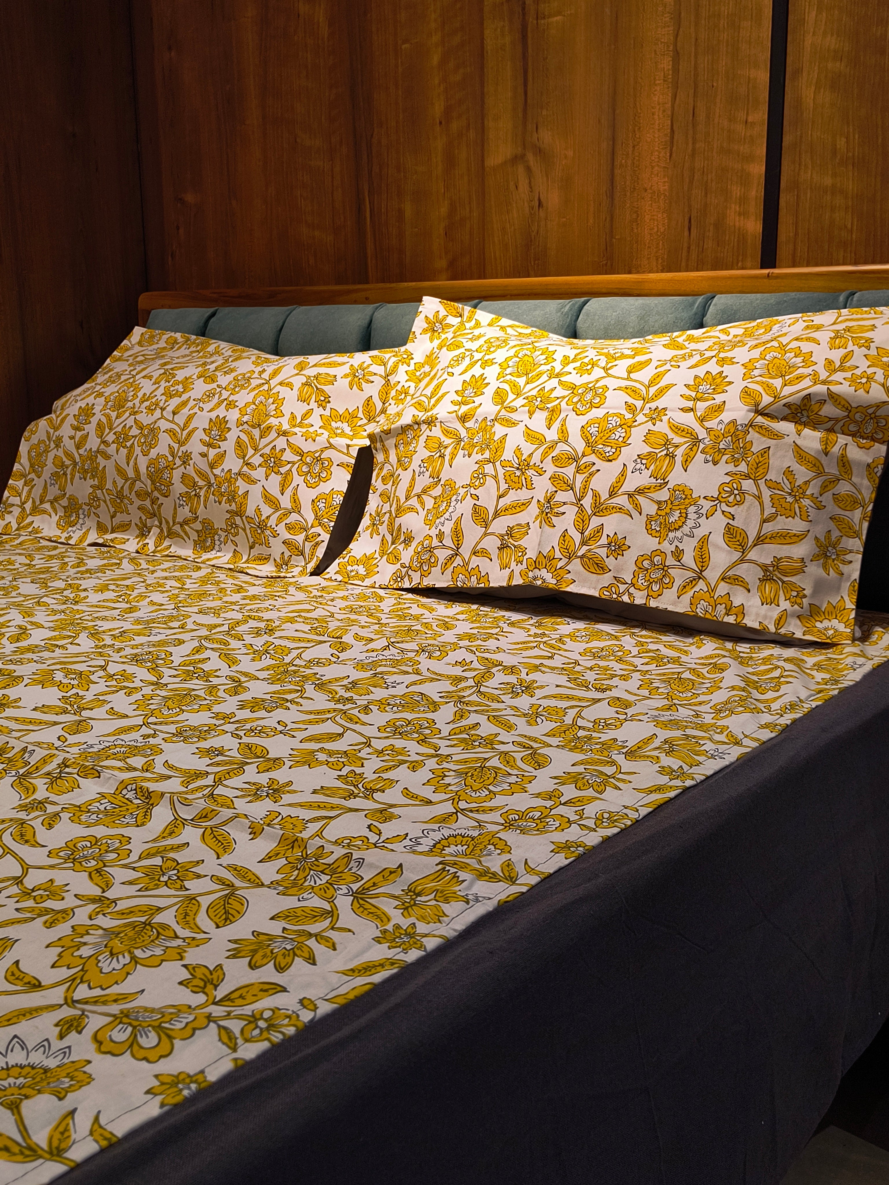 Queen Border Bedsheet Set