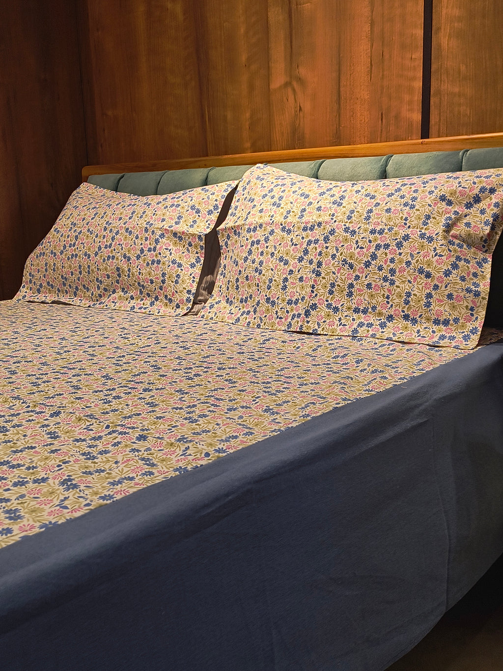 Queen Border Bedsheet Set