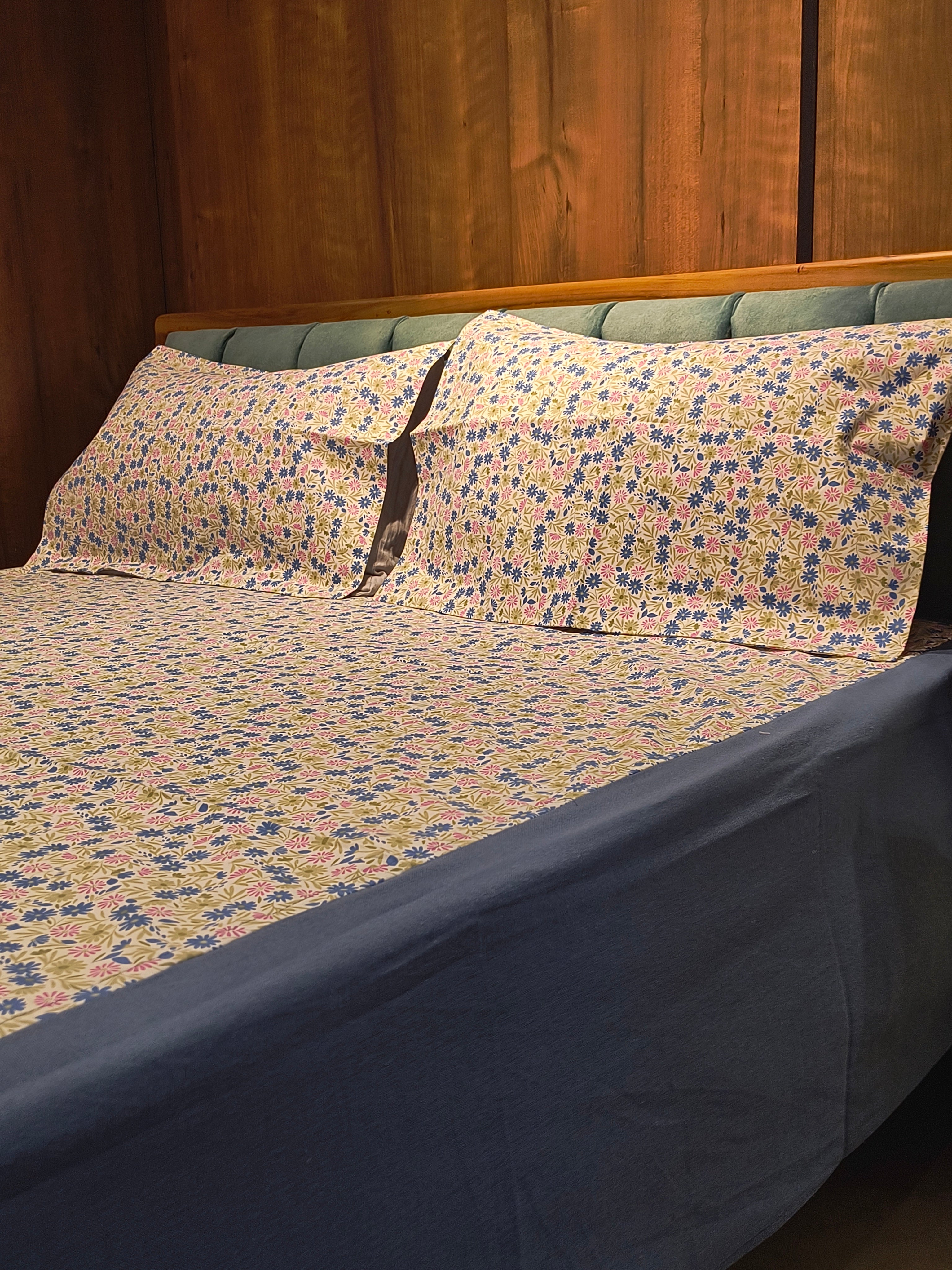 Queen Border Bedsheet Set