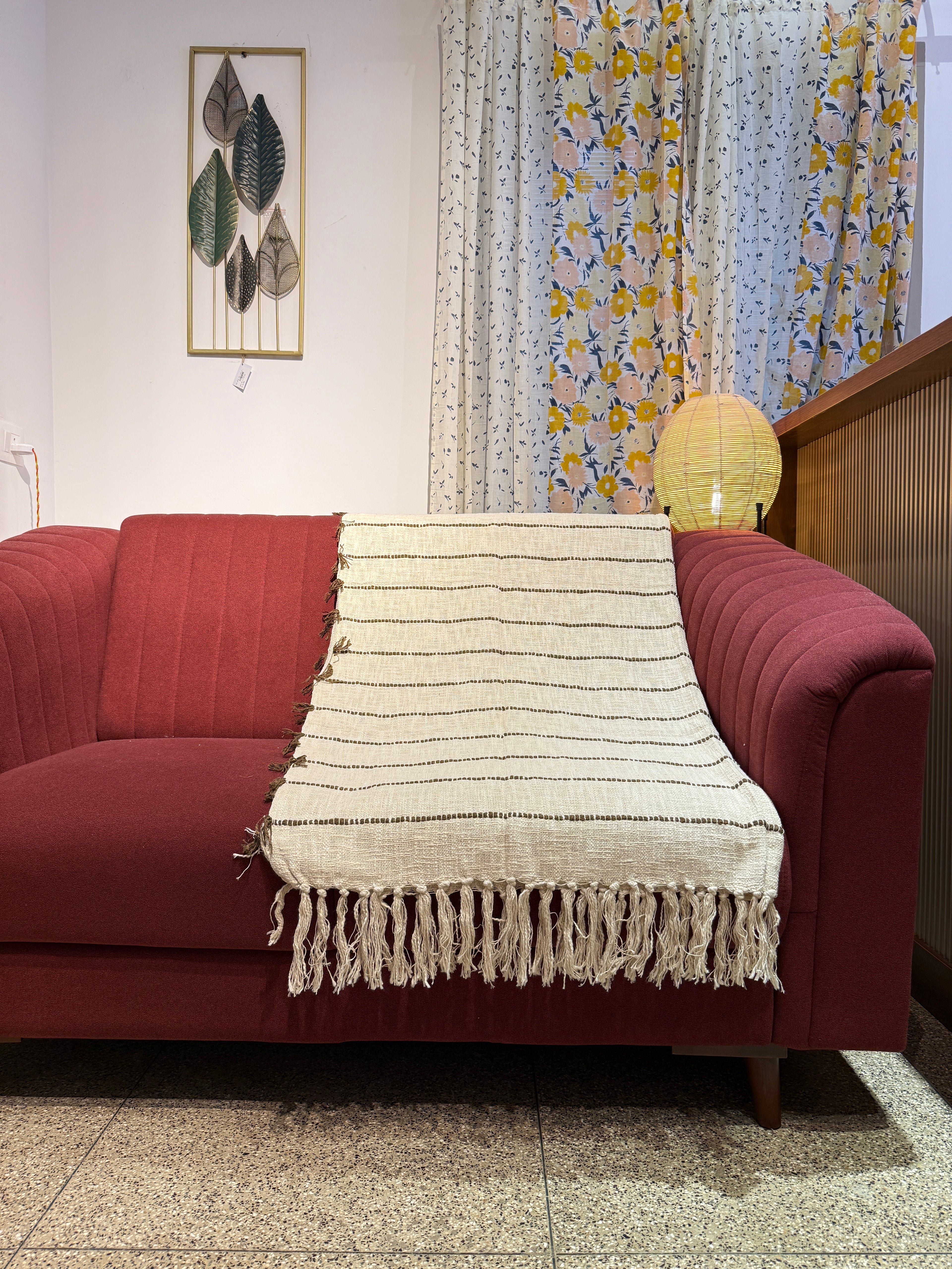 SOFA THROWS OFF WHITE AND BLACK