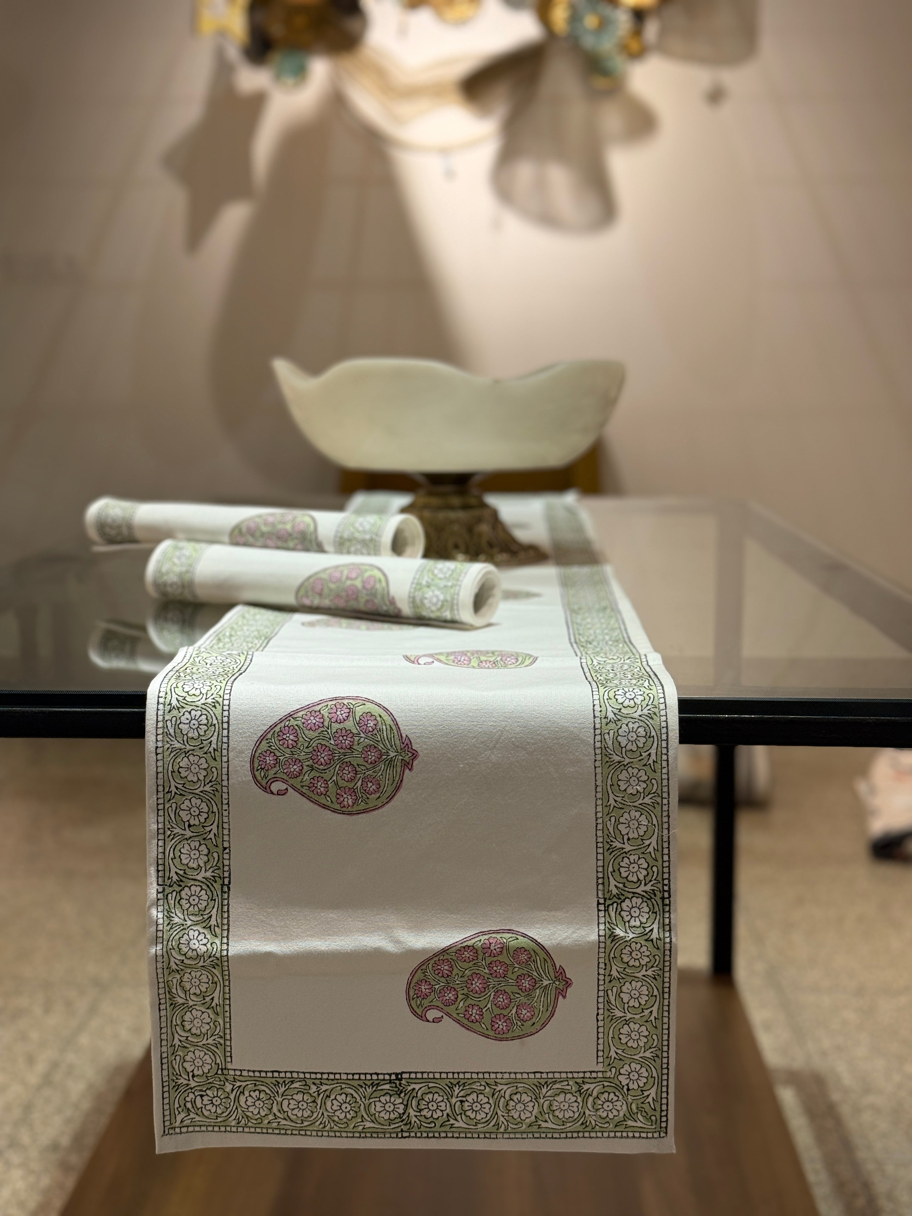 Table Runner and Matching 6-piece Mat Set