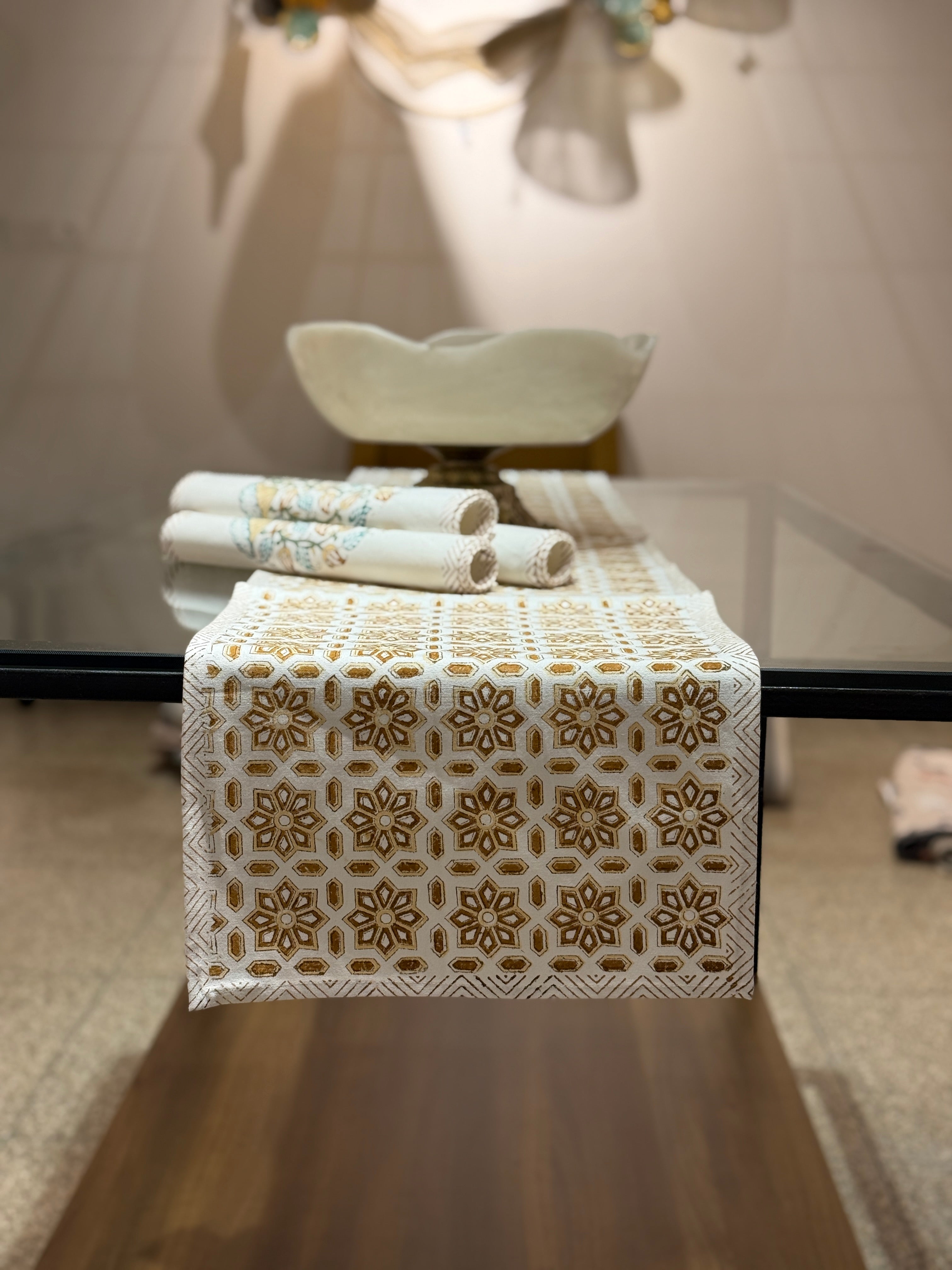 Table Runner and Matching 6-piece Mat Set