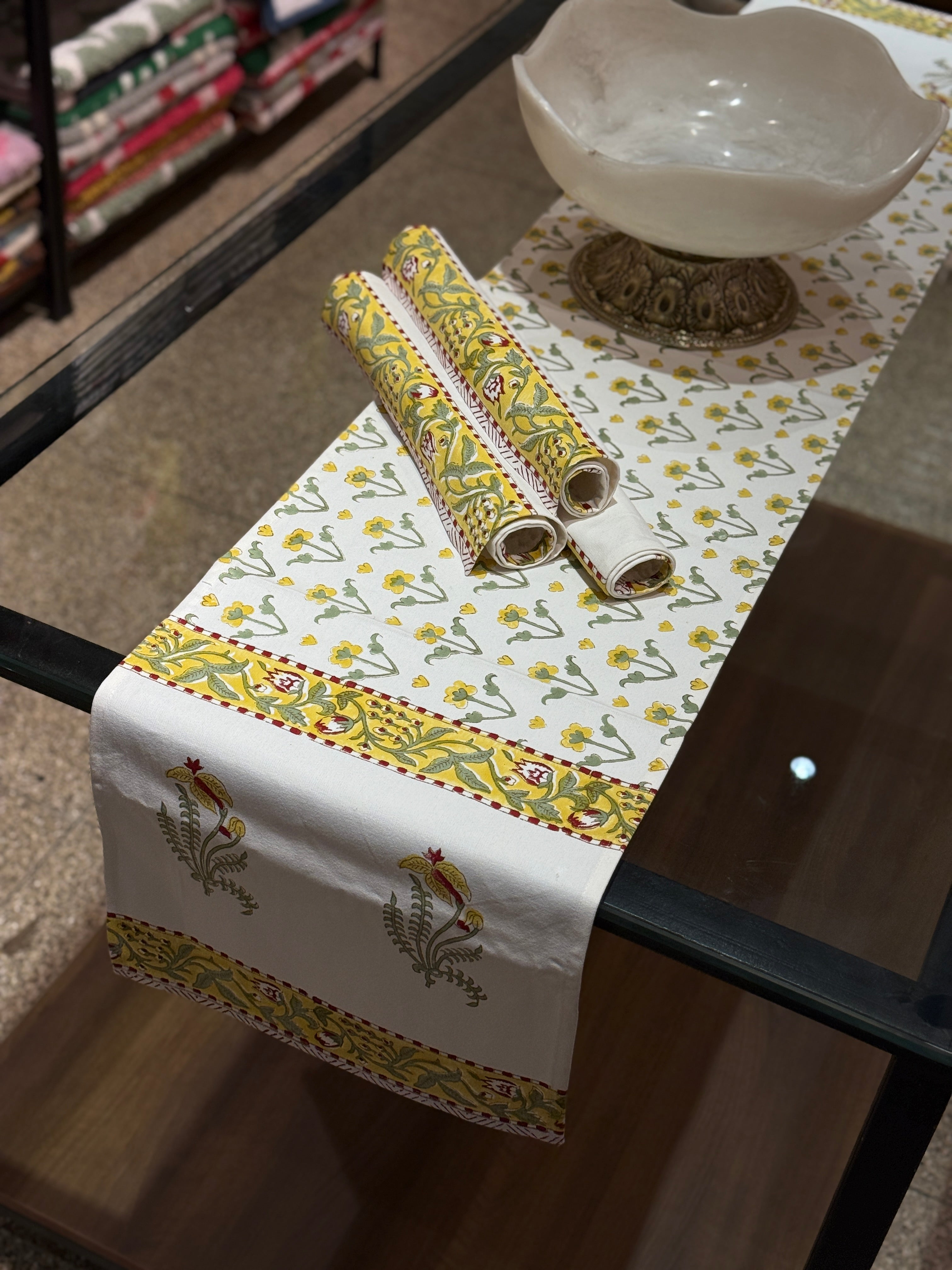 Table Runner and Matching 6-piece Mat Set,